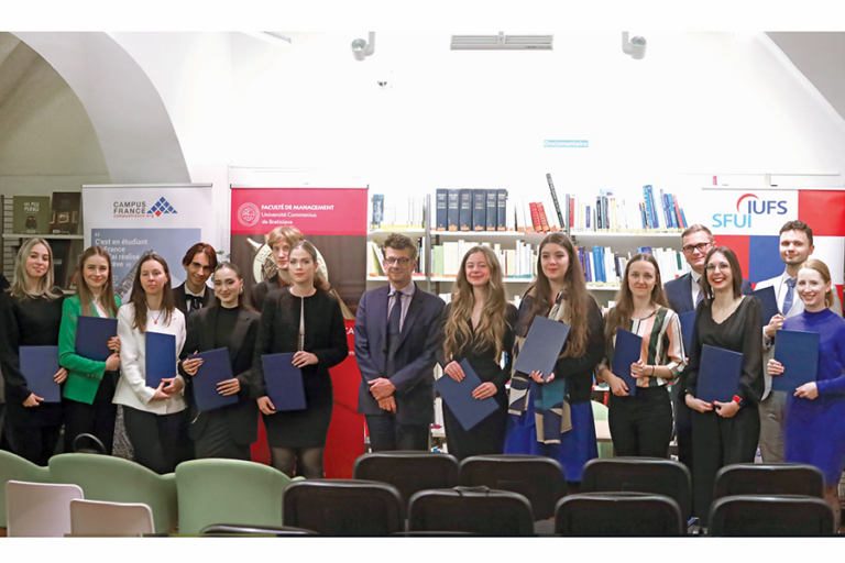 Conférence et Cérémonie de remise des diplômes en Slovaquie.