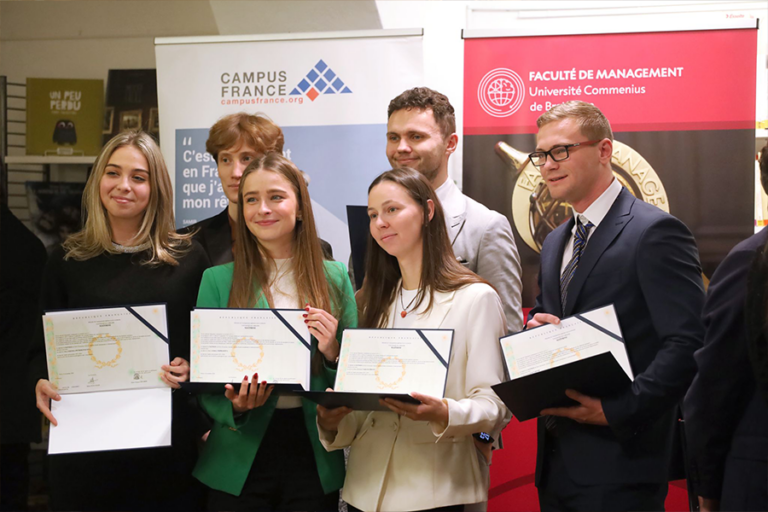 Conférence et cérémonie de remise des diplômes à Bratislava.