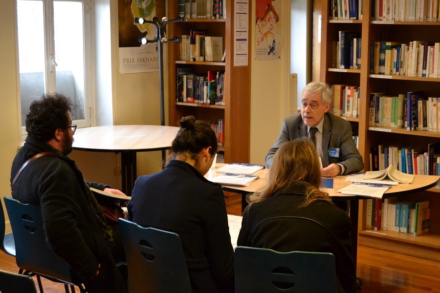 Étienne CRIQUI avec des parents d'élèves lors des journées portes ouvertes