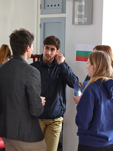 Étudiants lors des journées portes ouvertes